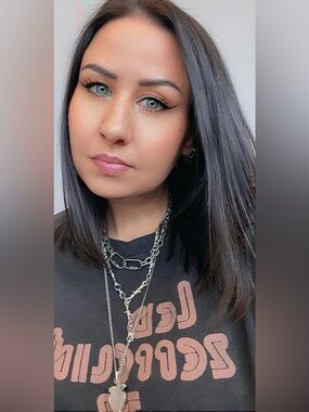 Meet your Posher, Dee